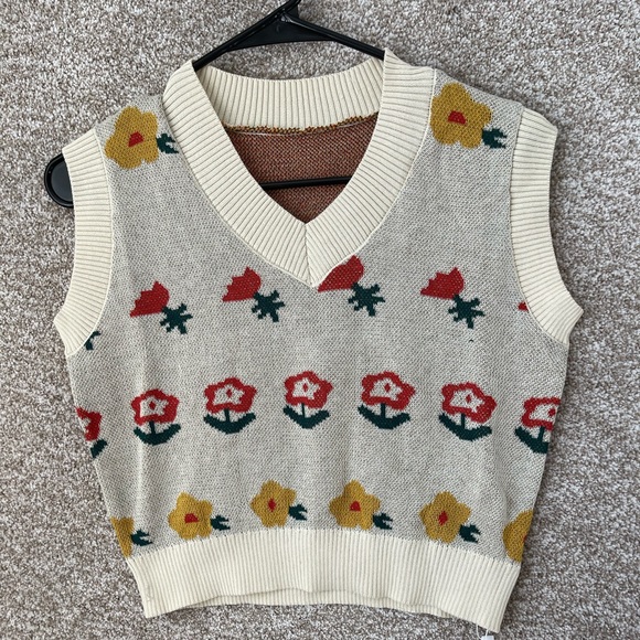 Jackets & Blazers - NWT Women’s Floral Pattern Sweater Crop Top Vest Size Medium